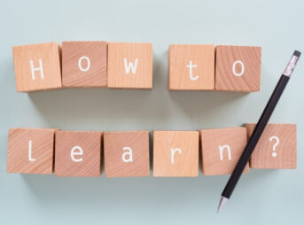 「HOW TO LEARNIG」の文字