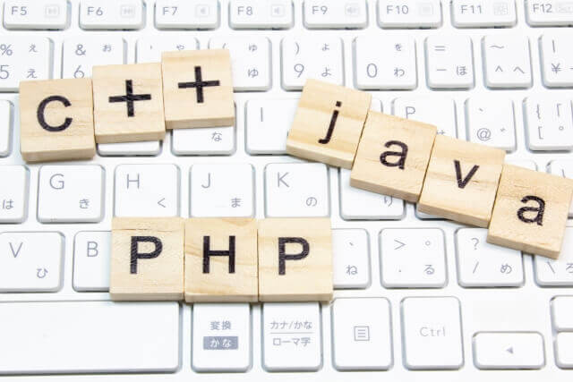 「C++」「java」「PHP」の文字のブロック